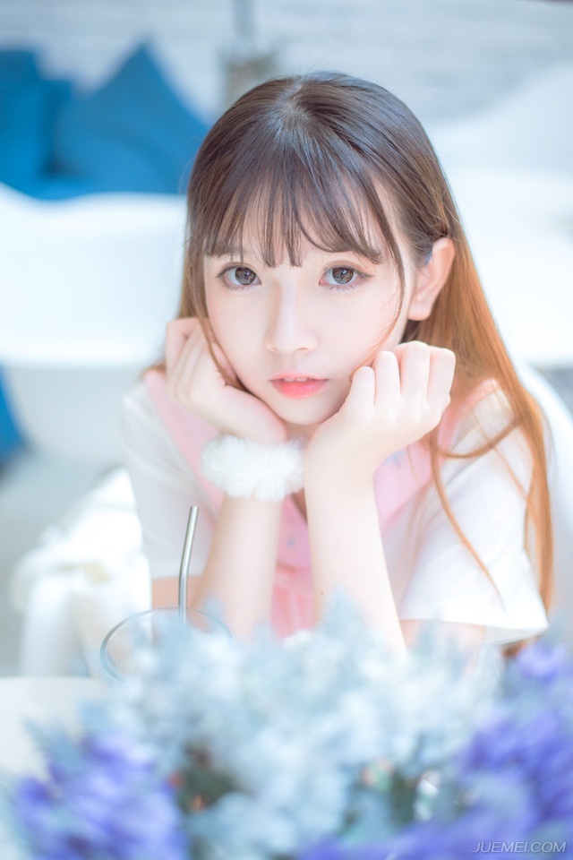 “也对。”庞统点点头：“既然刘将军执意强辩，统也不与你争论，就当你所言是对的，那就说说下一个话题，两国交锋，不斩来使，庞某此来，一路拜关而入，依足了礼数，如今还未开口，刘将军却直接将我拿下，难道这蜀中之地，与我中原大地待客之道有所不同？”